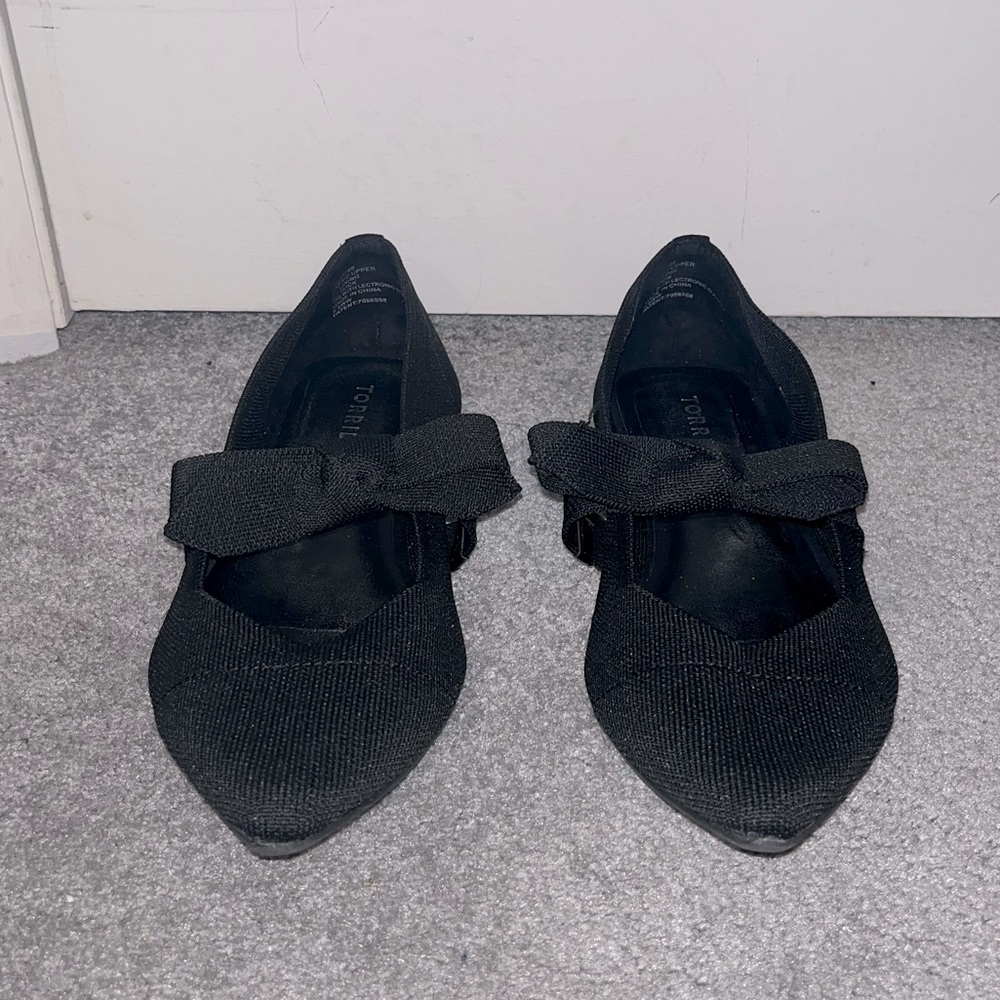 Stretchy bow flats
